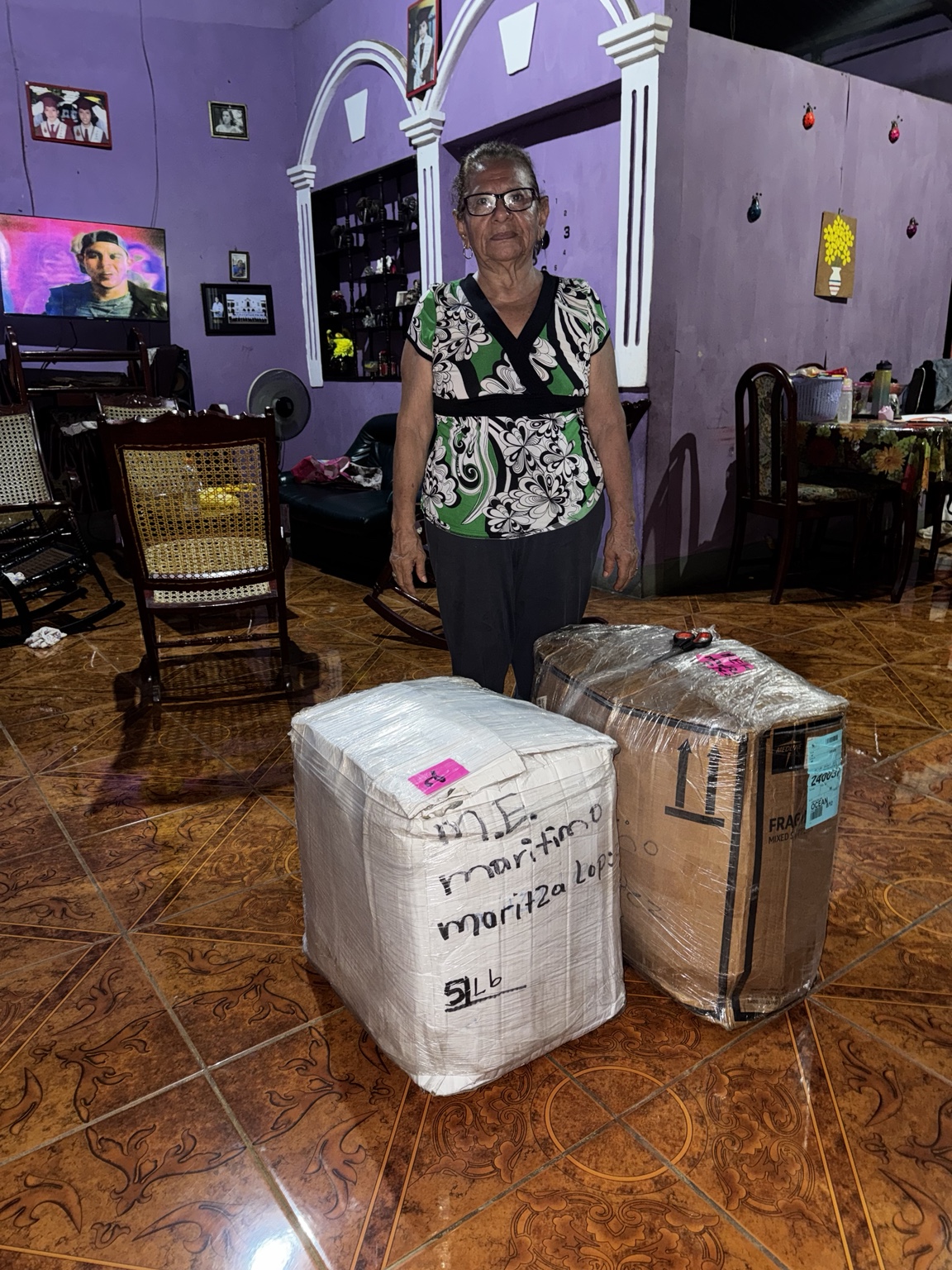 Cliente recibiendo sus paquetes de Mundo Shop Xpress