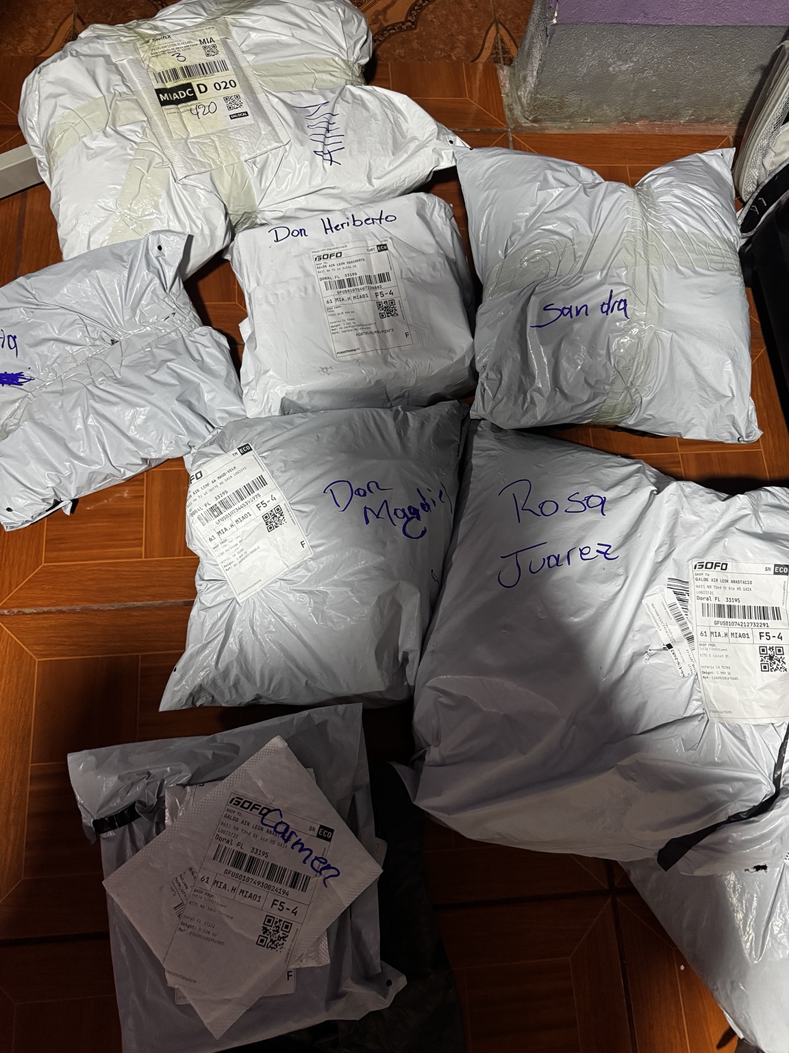 Clientes reciben paquetes etiquetados