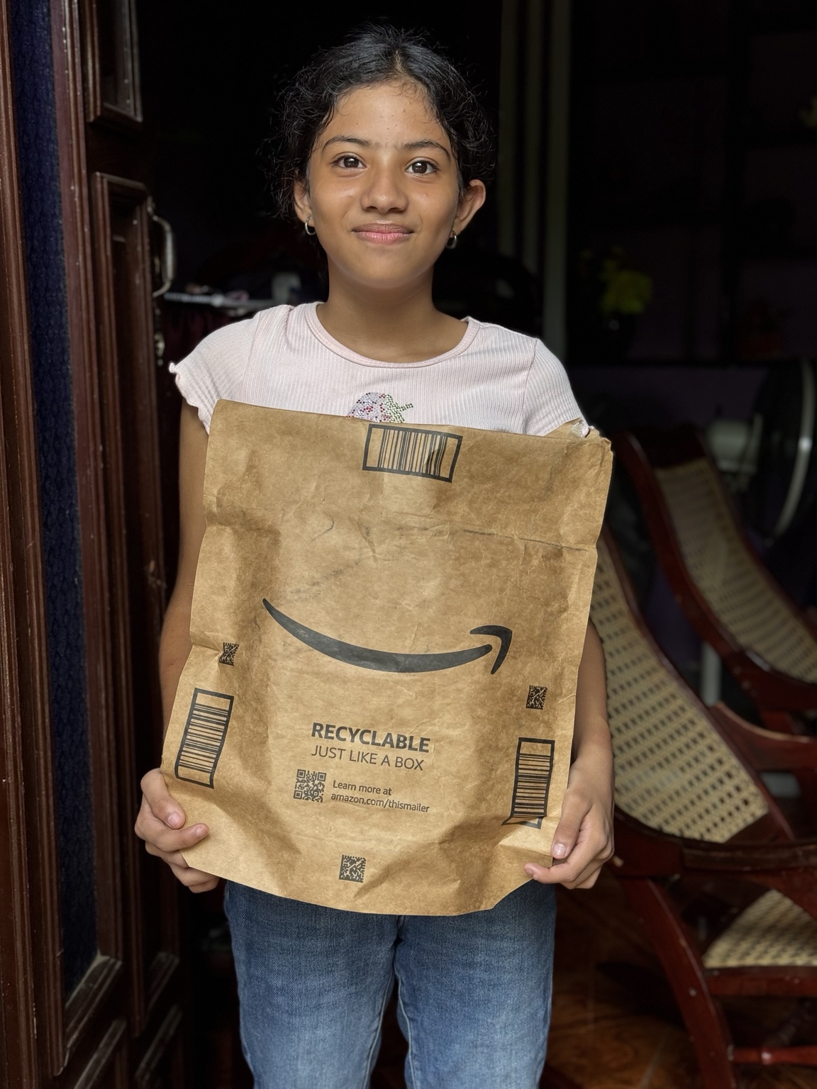 Niña recibiendo un paquete de Amazon